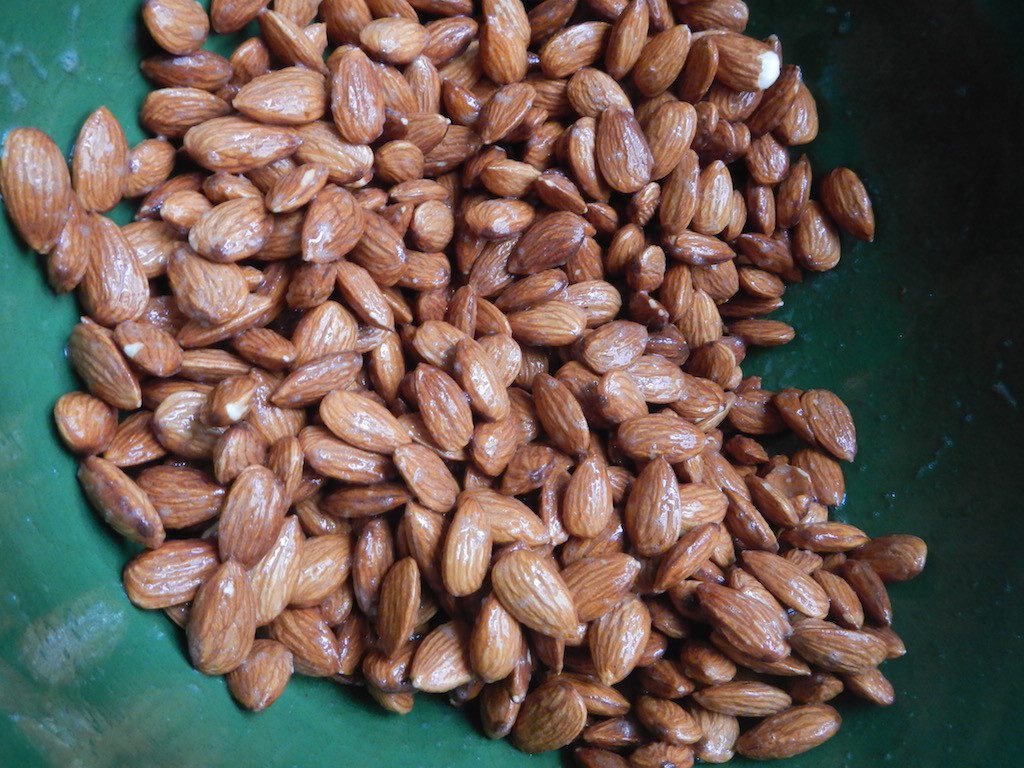 How to make cinnamon almonds