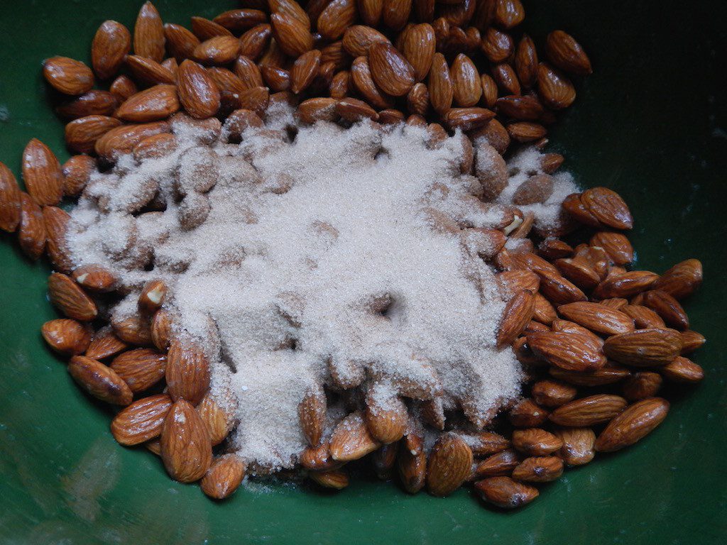 How to make cinnamon almonds