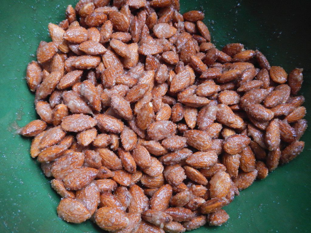 How to make cinnamon almonds